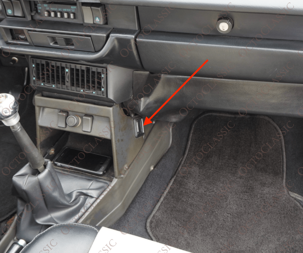 Panneau de ventilation latéral au niveau des jambes pour la console centrale de la Lancia Beta HPE, noir, 220405 Panneau de ventilation latéral au niveau des jambes pour la console centrale de la Lancia Beta HPE, noir, 220405