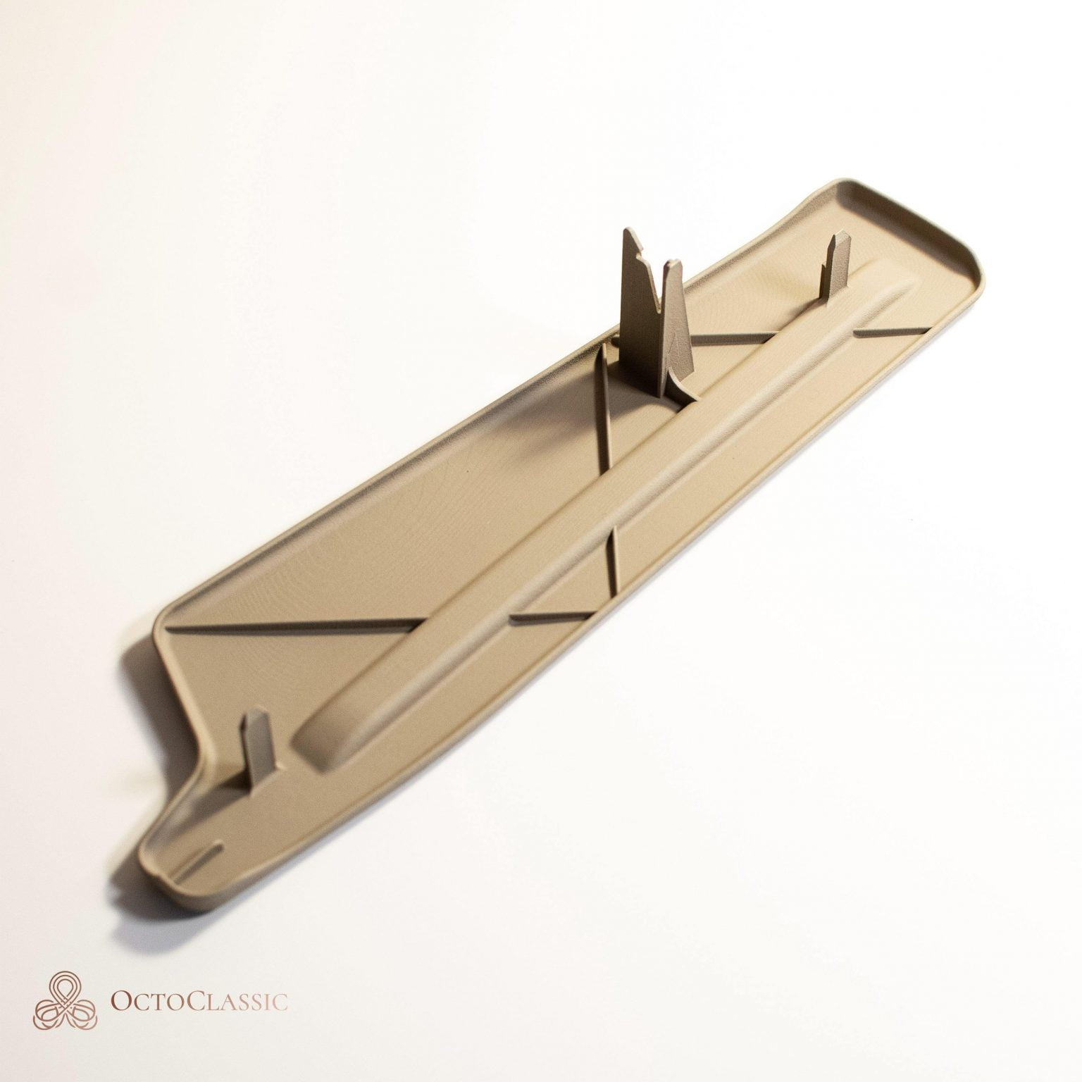 C126 Guarnición inferior del lado de la bisagra del asiento (pista de