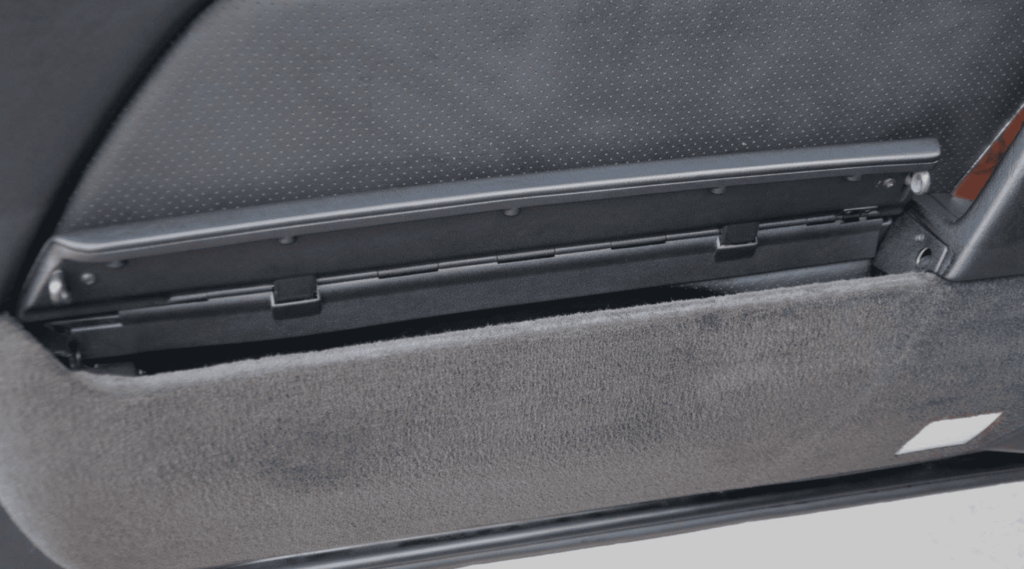 octoclassic-r129-mercedes-benz-SL-octoclassic-blog-prelift-500sl-compartment-lid-hinge